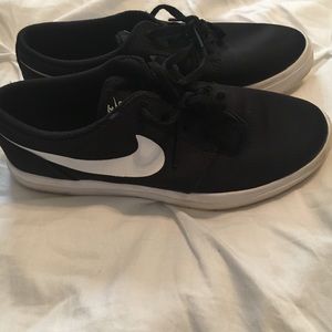 Boys size 4Y casual Nike sneaker